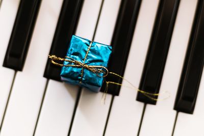 Directly above shot of small gift box on piano