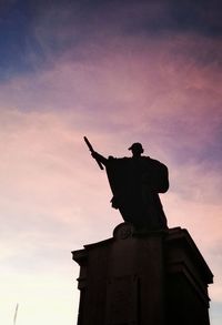 Silhouette statue against sky