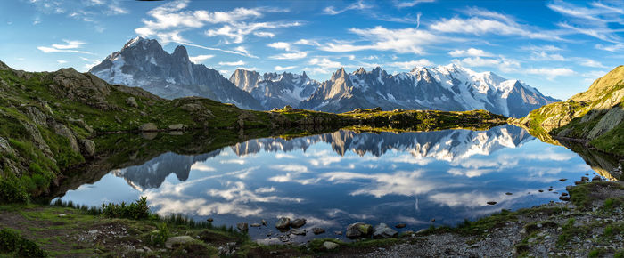 Panoramic view of lake and mountains against sky