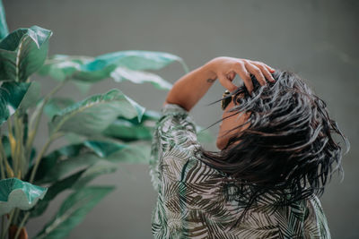 Close-up of woman hand holding leaf