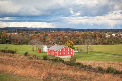 Red mclean barn at oak hill where 1st day of fighting occurred in civil war battle of gettysburg