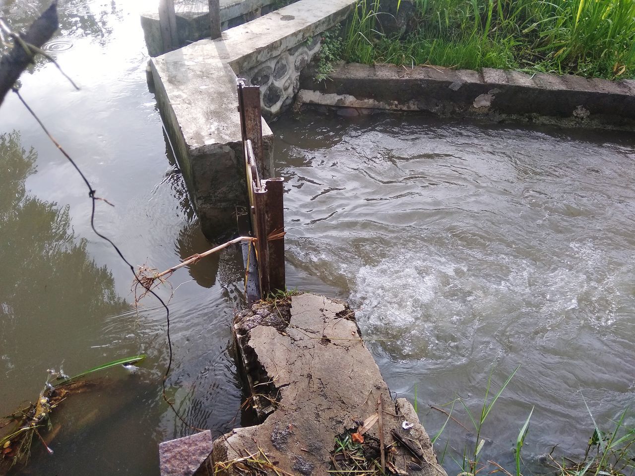 HIGH ANGLE VIEW OF FLOWING RIVER