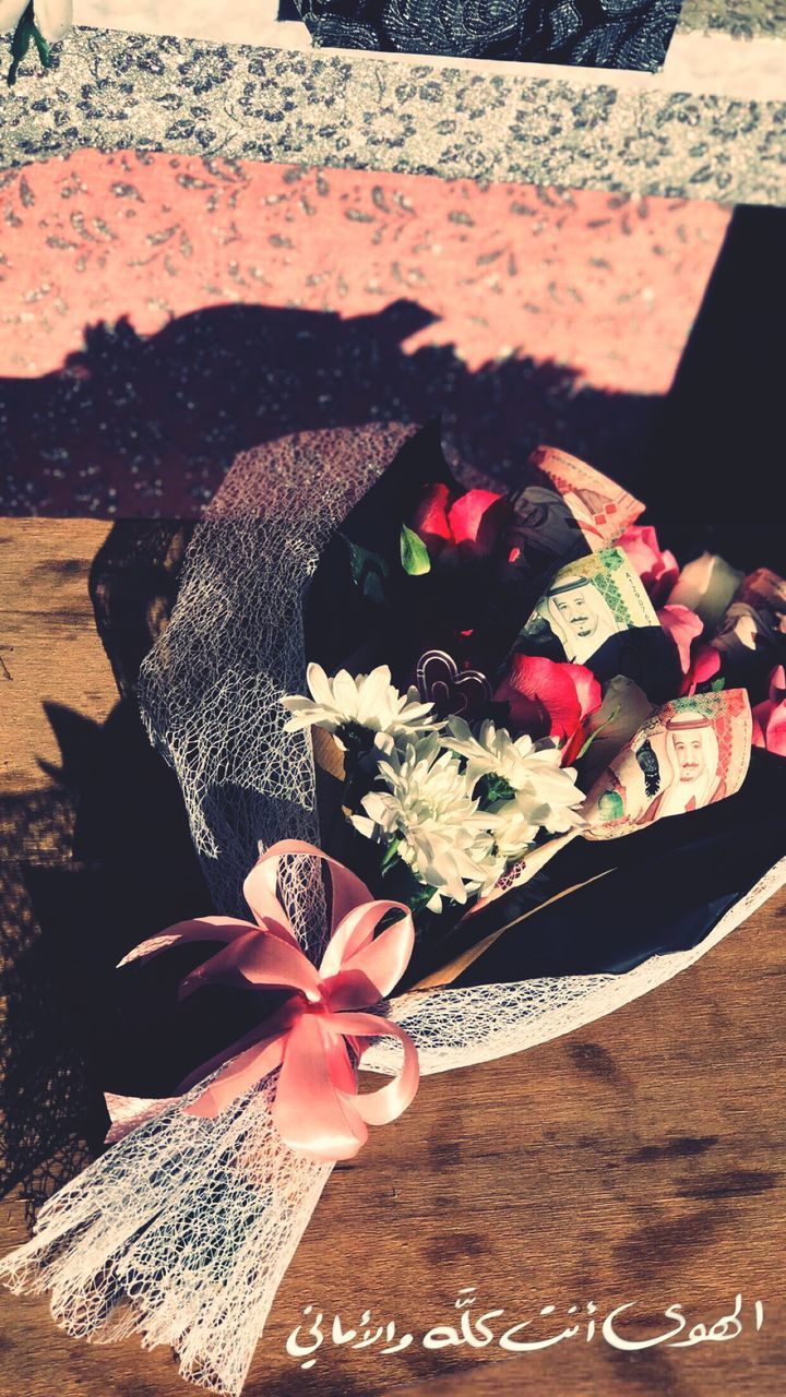 HIGH ANGLE VIEW OF ROSE ON TABLE AT HOME