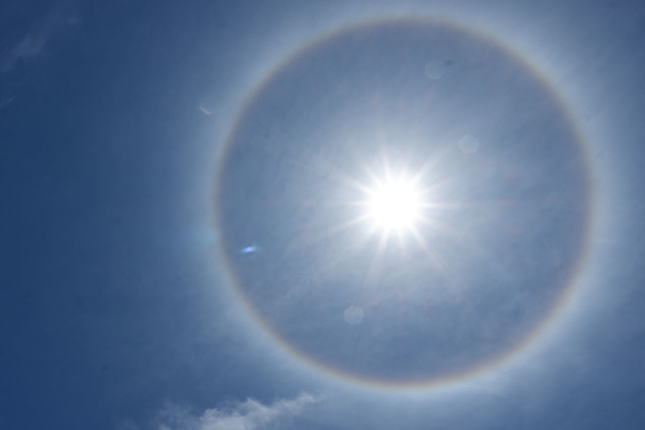 LOW ANGLE VIEW OF SUN SHINING IN SKY