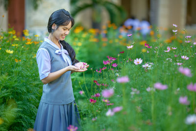 Young woman holding flowers