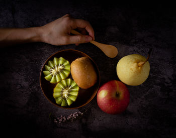 Close-up of woman hand holding apple