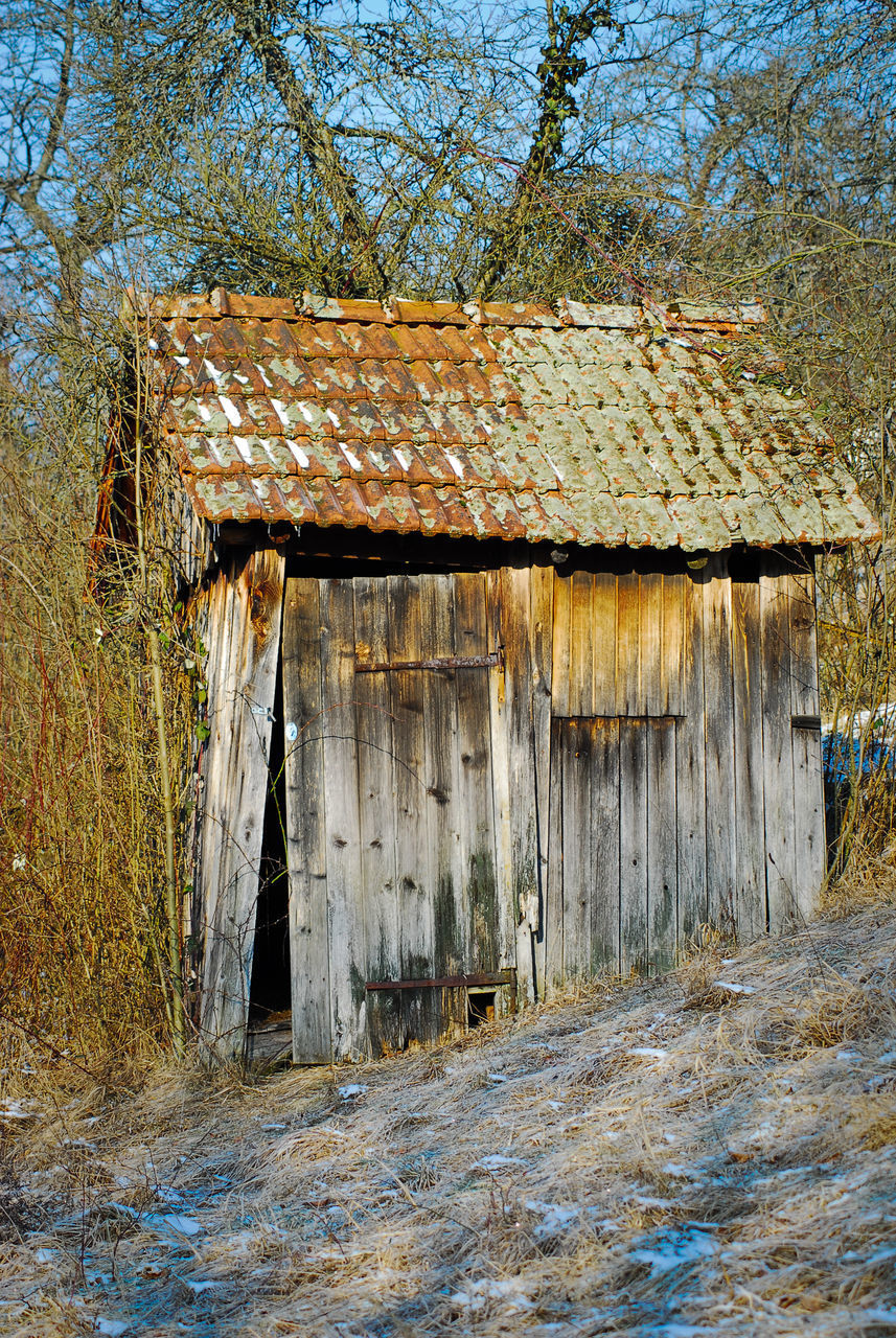 OLD ABANDONED HOUSE AGAINST SKY