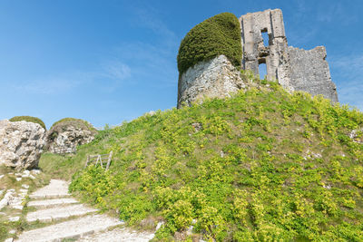The ruins of corfe castle in dorset
