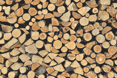 Pile of firewood seen from the front stacked and forming a bottom