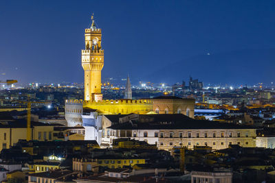 Night view of the arnolfo tower of palazzo vecchio on signoria square. italian renaissance.