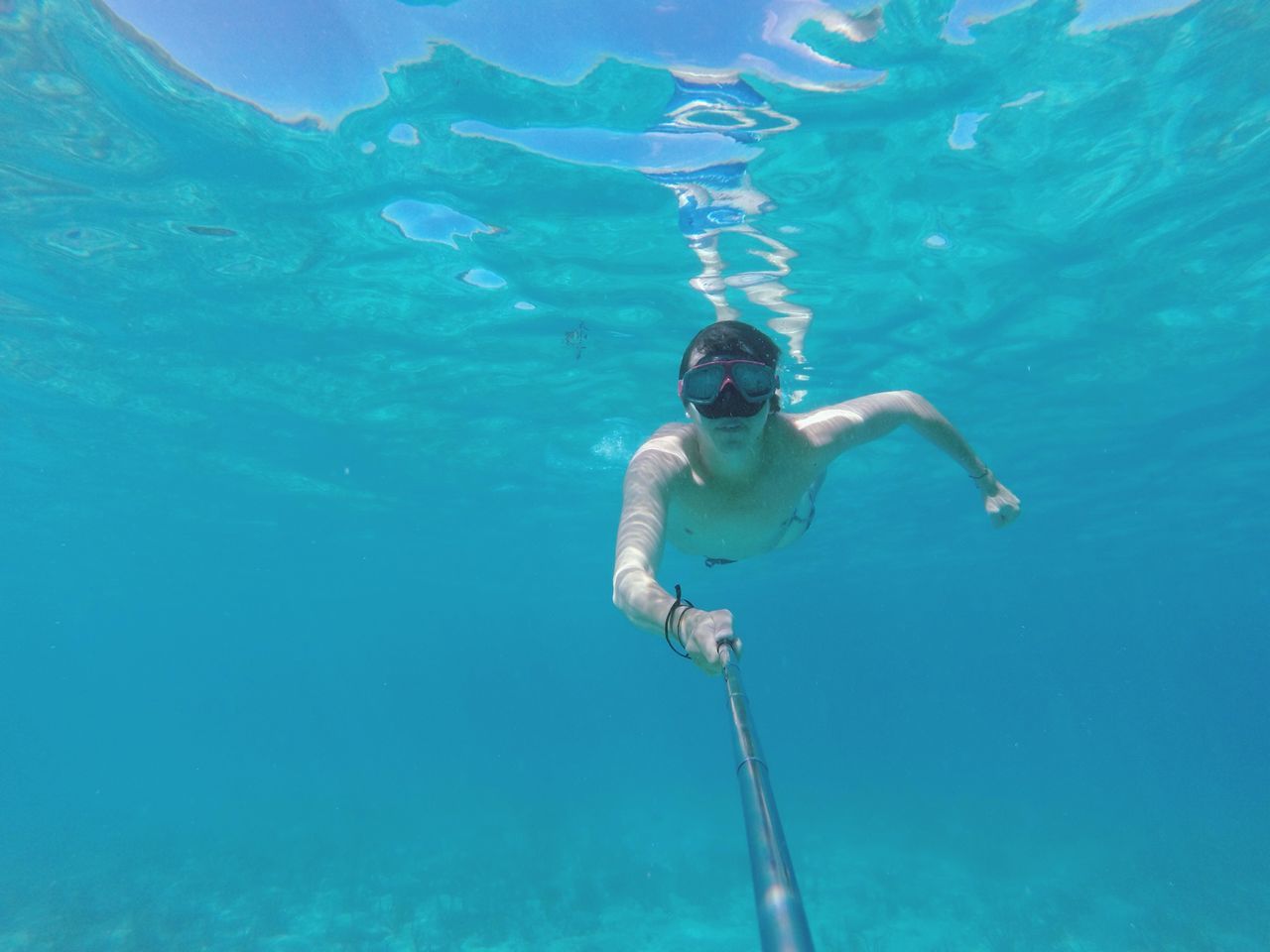 blue, water, leisure activity, lifestyles, sea, swimming, young adult, full length, vacations, young men, underwater, sunlight, adventure, person, turquoise colored, nature, day, men