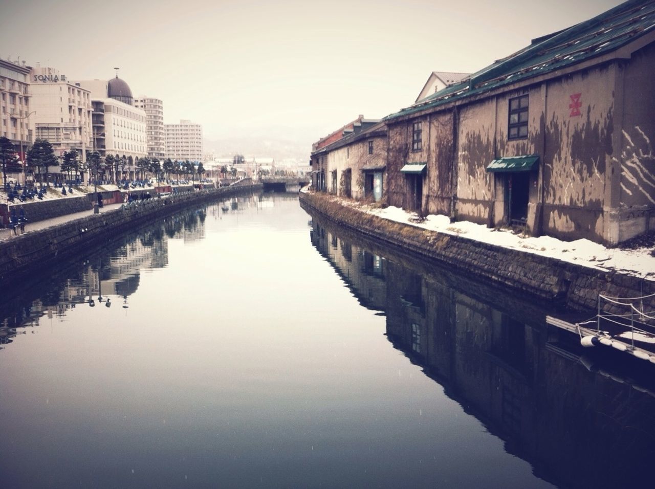 architecture, building exterior, built structure, water, canal, waterfront, reflection, clear sky, residential structure, residential building, house, river, city, building, sky, town, day, incidental people, outdoors, residential district