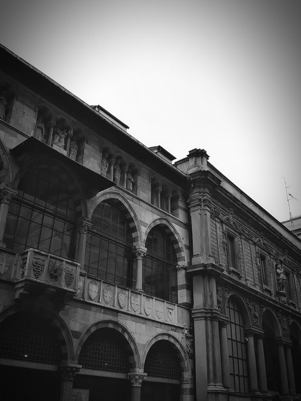 architecture, built structure, arch, building exterior, black and white, monochrome, low angle view, sky, monochrome photography, history, the past, black, no people, nature, travel destinations, building, darkness, city, clear sky, white, landmark, outdoors, day