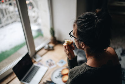 Woman eating breakfast at home