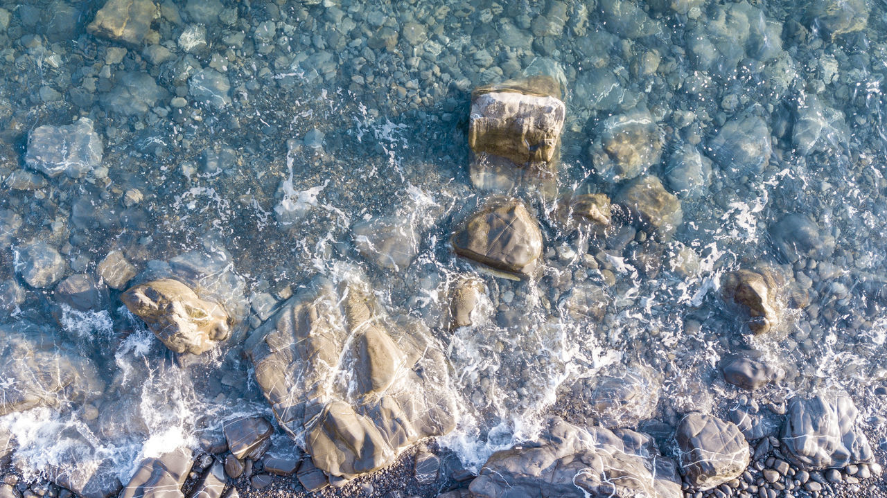 HIGH ANGLE VIEW OF CRAB ON ROCKS