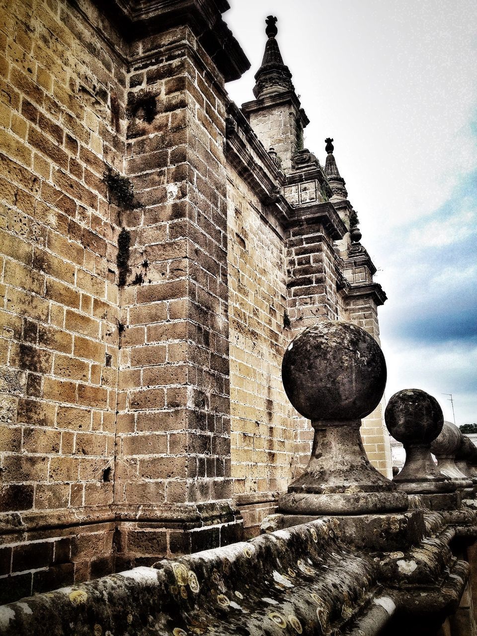 architecture, built structure, building exterior, history, sky, old, low angle view, the past, ancient, stone wall, famous place, old ruin, historic, day, outdoors, travel destinations, wall - building feature, stone material, architectural column, ancient civilization