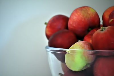 Close-up of apples in bowl