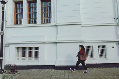 Girl find the truth, she's walked along the streets of city surabaya with call someone in her phone 
