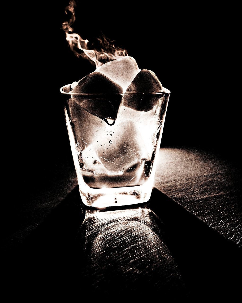 CLOSE-UP OF DRINK IN GLASS ON TABLE