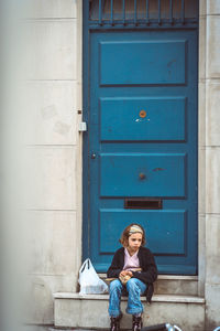 Full length of girl sitting on steps