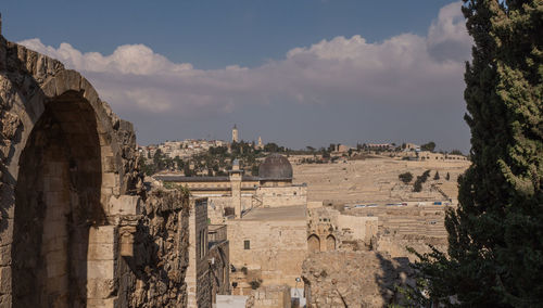 Temple mount south wall with al-aqsa mosque and archeological excavation site in jerusalem old city