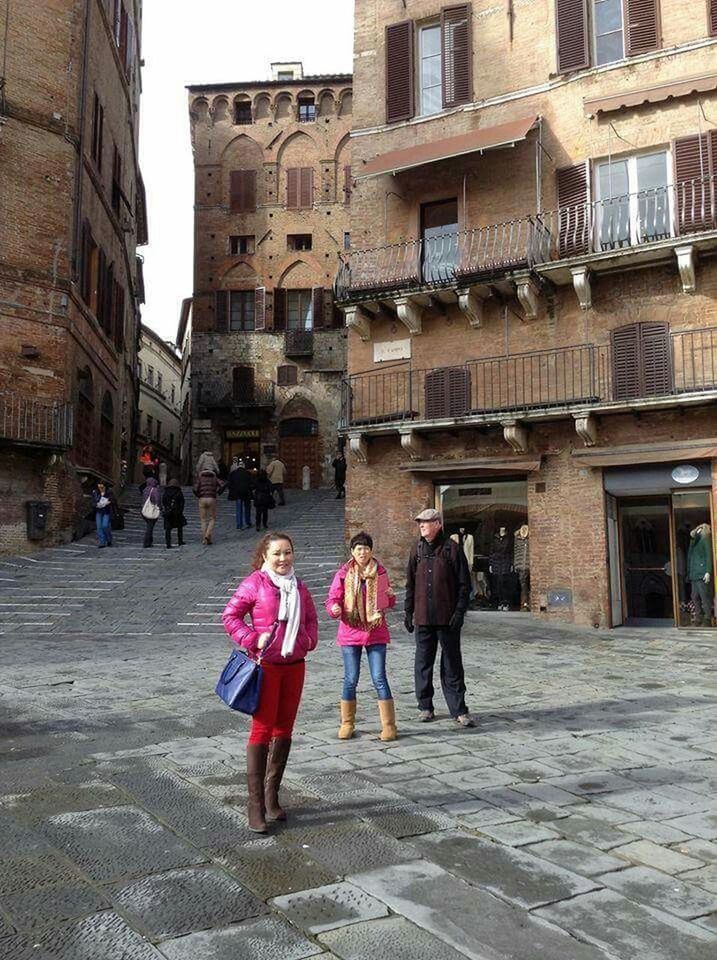 building exterior, architecture, built structure, walking, lifestyles, men, person, street, large group of people, full length, city, leisure activity, city life, rear view, building, casual clothing, mixed age range, cobblestone, day