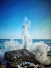 Waves splashing on rocks