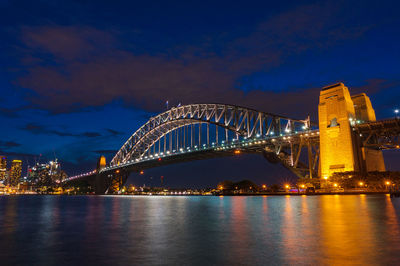 Sydney harbour bridge illuminated at night. urban cityscape and famous landmark