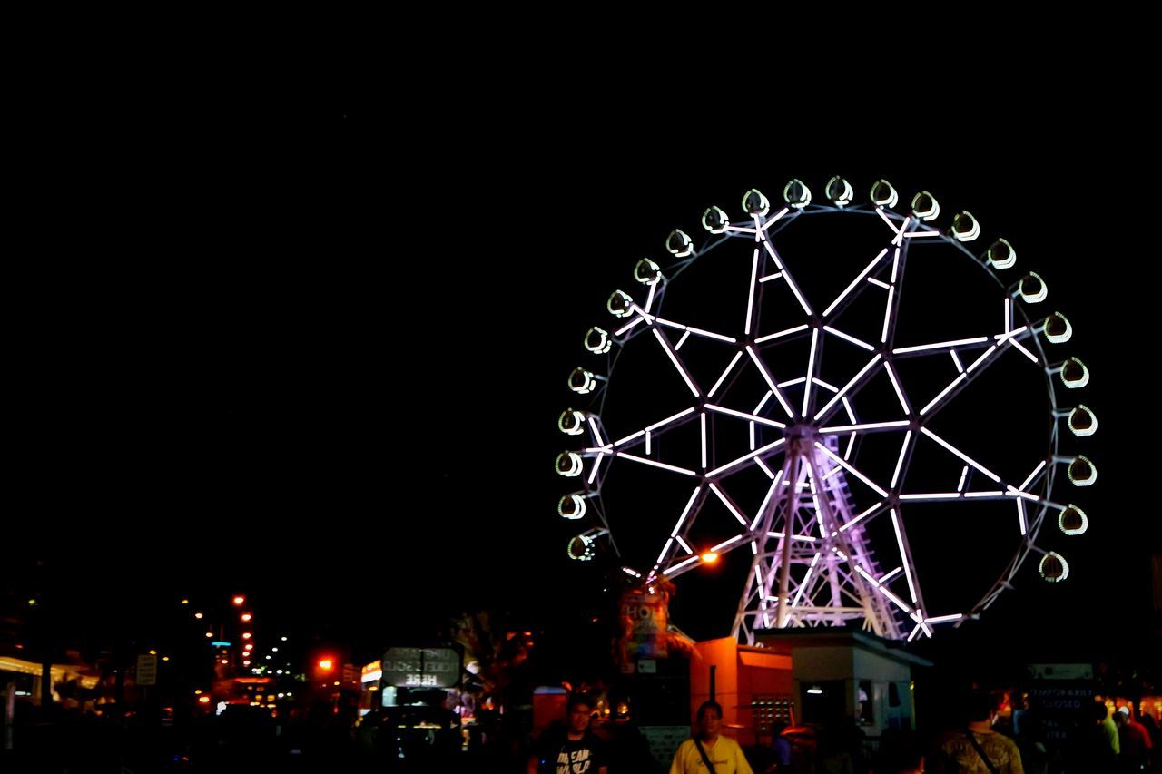 Night view of ferris wheel