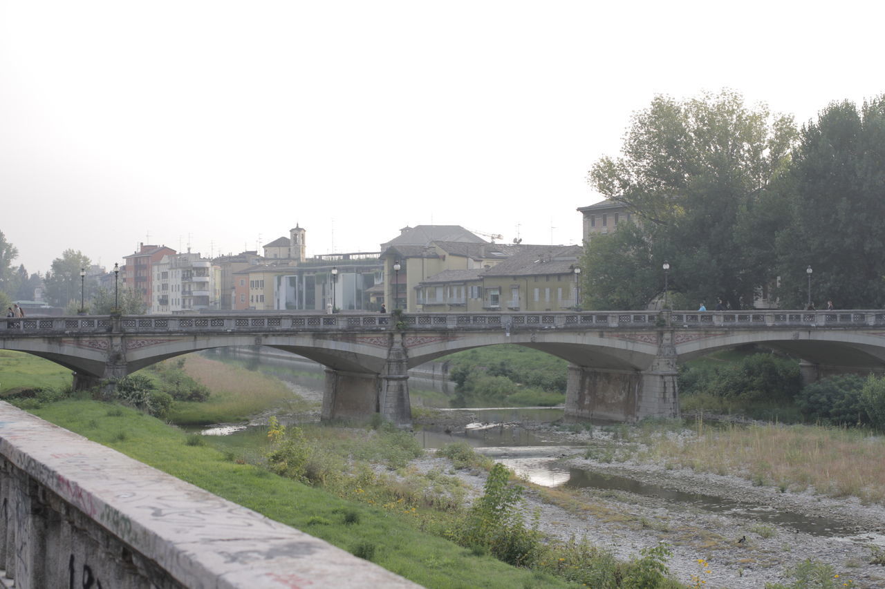 BRIDGE OVER RIVER AGAINST SKY