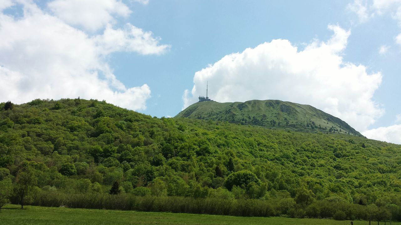 mountain, sky, green color, tranquil scene, tranquility, scenics, landscape, beauty in nature, tree, grass, nature, cloud - sky, cloud, mountain range, green, growth, lush foliage, non-urban scene, idyllic, hill