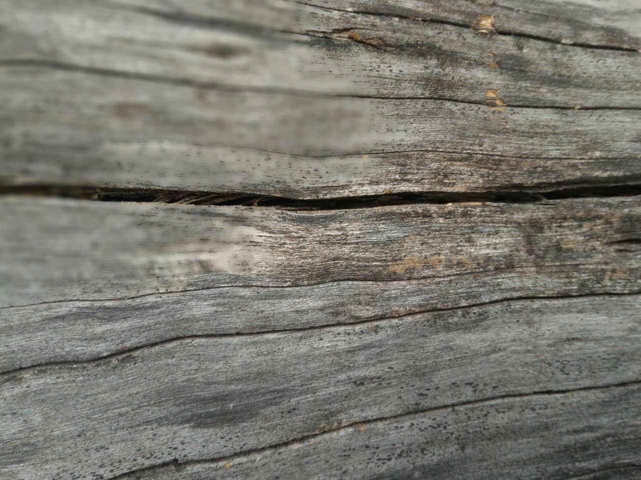 FULL FRAME SHOT OF WEATHERED WOODEN PLANK