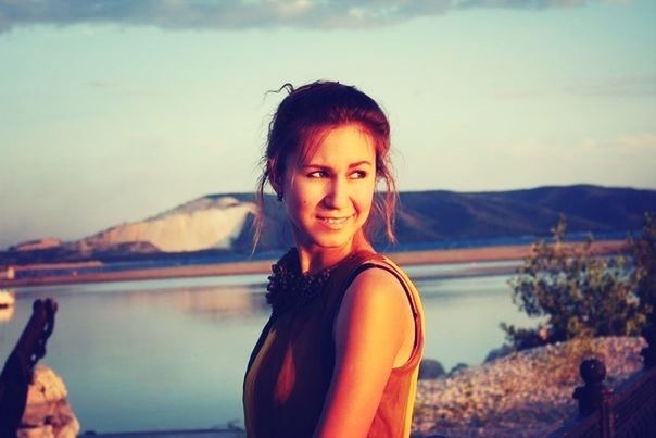 mountain, young adult, portrait, lifestyles, looking at camera, person, leisure activity, young women, headshot, waist up, sky, smiling, front view, casual clothing, long hair, mountain range, focus on foreground, tranquility