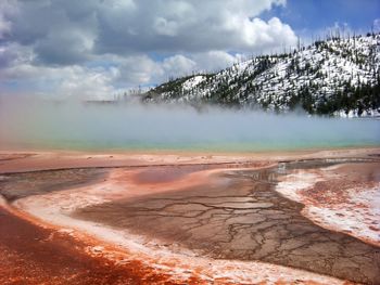 Grand prismatic spring, yellowstone