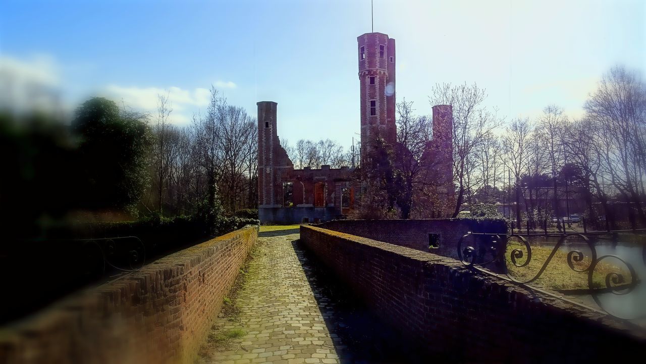 architecture, built structure, building exterior, sky, tree, city, clear sky, famous place, fountain, travel destinations, sunlight, day, outdoors, park - man made space, no people, travel, incidental people, history, international landmark, growth