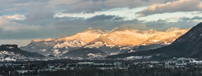 Panoramic view of lake and mountains against sky