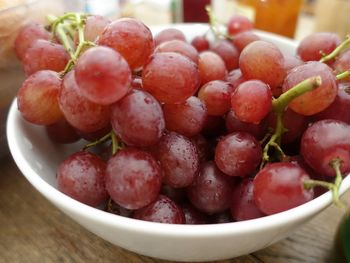 Close-up of cherries in bowl
