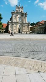 Statue in front of historical building against sky