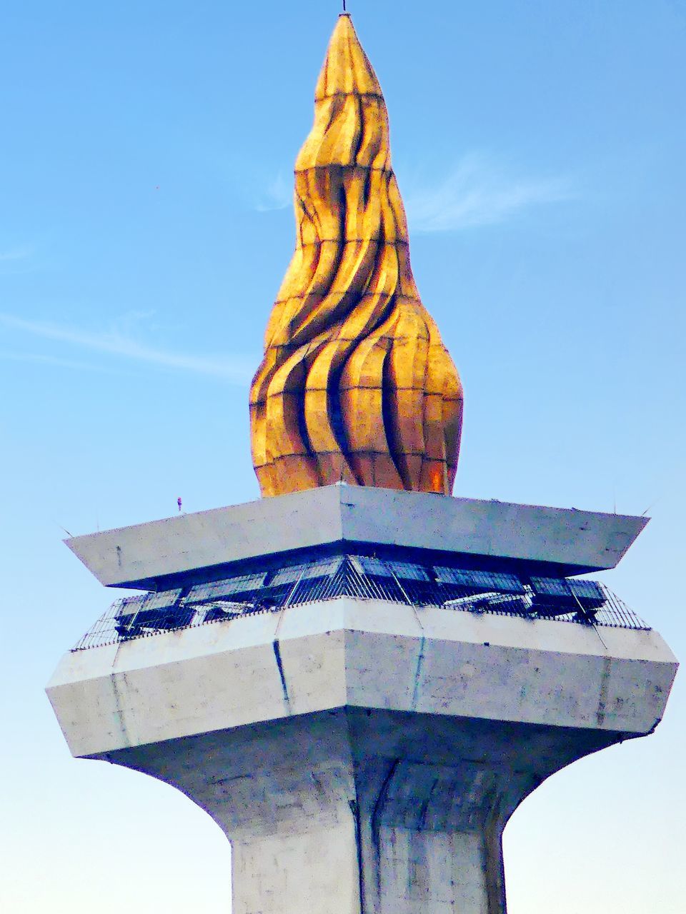 LOW ANGLE VIEW OF SCULPTURE AGAINST CLEAR SKY