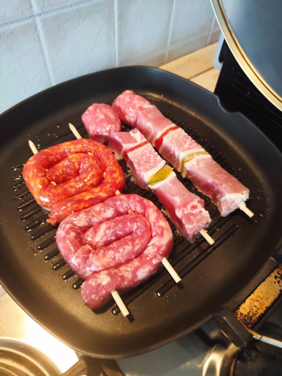 HIGH ANGLE VIEW OF MEAT IN PAN