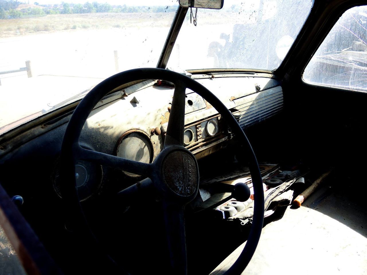 CLOSE-UP OF VINTAGE CAR ON SIDE-VIEW MIRROR