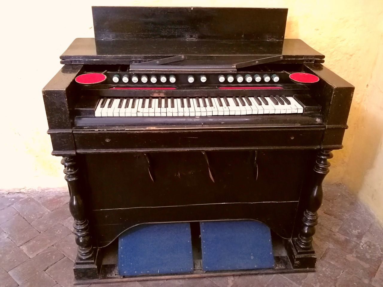 CLOSE-UP OF PIANO KEYS IN ROOM