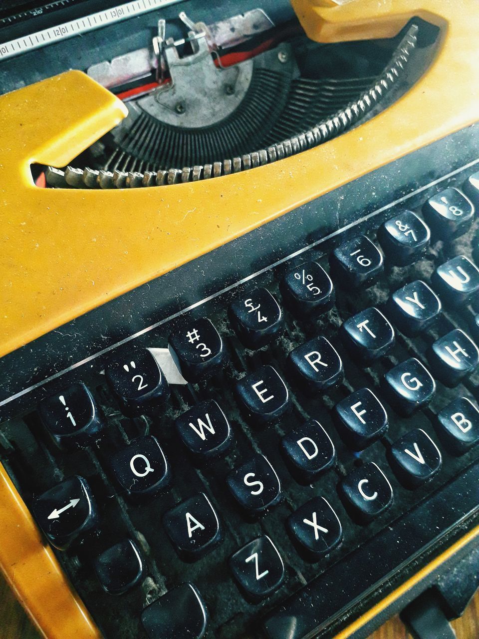 HIGH ANGLE VIEW OF VINTAGE KEYBOARD ON TABLE