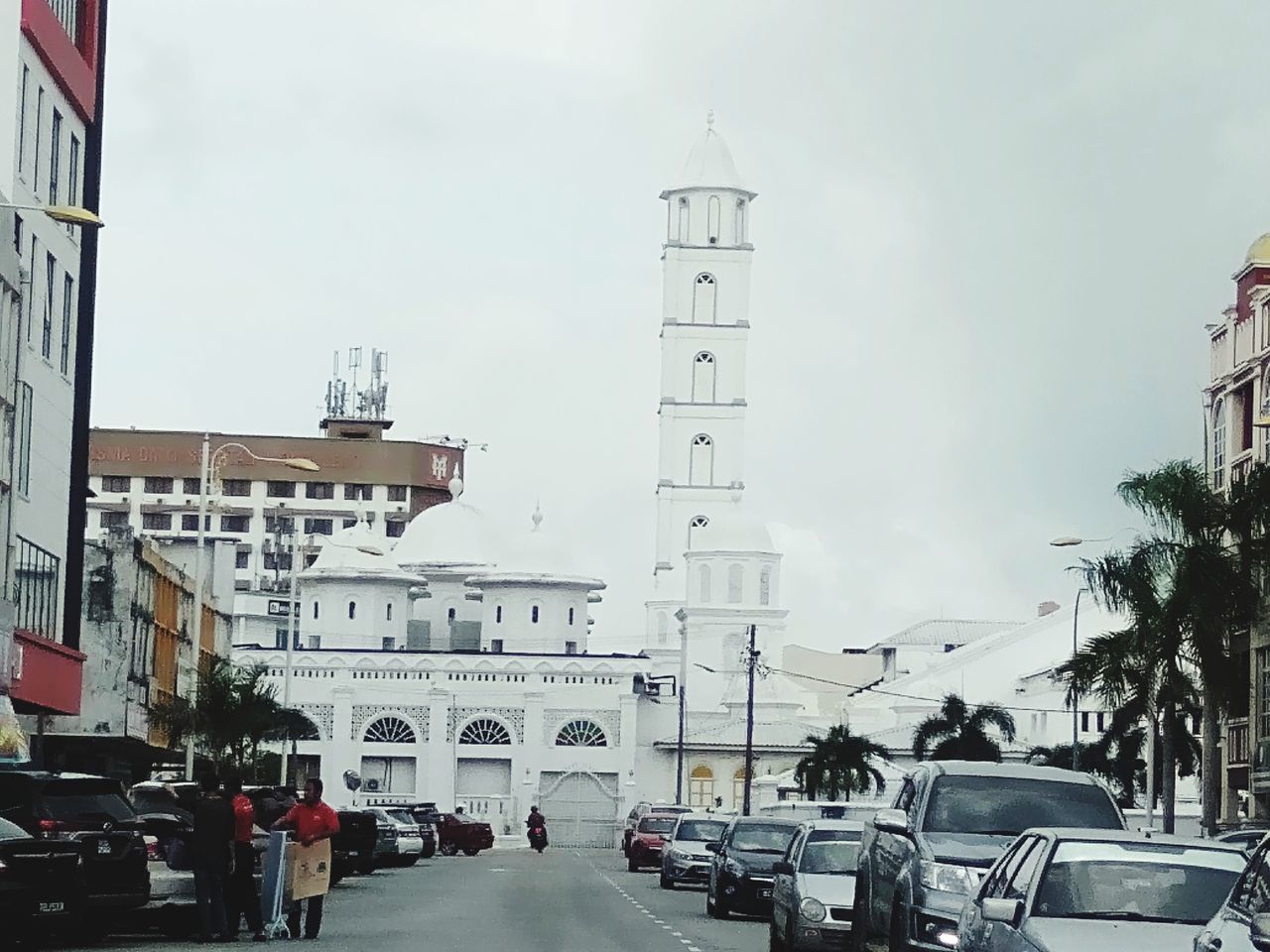 CARS ON STREET AMIDST BUILDINGS IN CITY