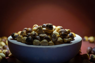 Close-up of roasted avelã beans in bowl on table