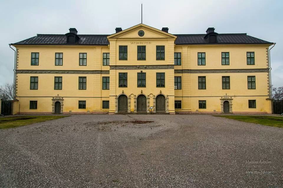 architecture, building exterior, built structure, facade, window, sky, street, building, cobblestone, arch, history, day, outdoors, road, empty, the way forward, city, no people, incidental people, diminishing perspective