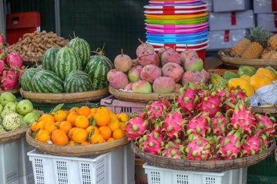 Fruits such as dragon fruit, mango, pineapple, tangerine, orange, watermelon, tamarind are sold