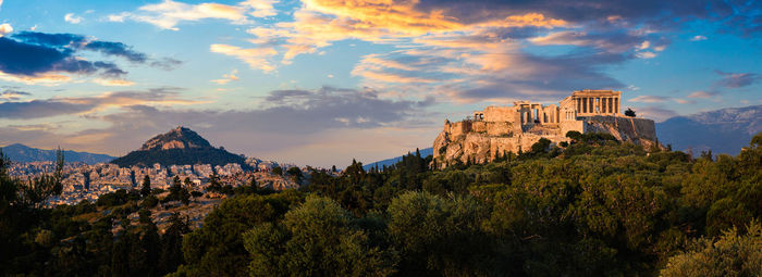 Iconic parthenon temple at the acropolis of athens, greece