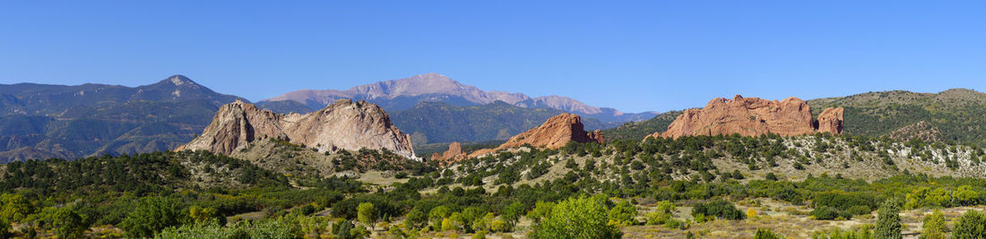 Pikes peak and the garden of the gods in colorado springs. panoramic view under a blue sky