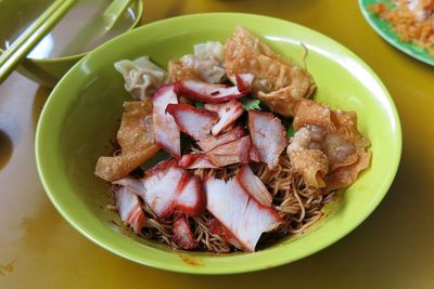 Close-up of wonton noodles in bowl